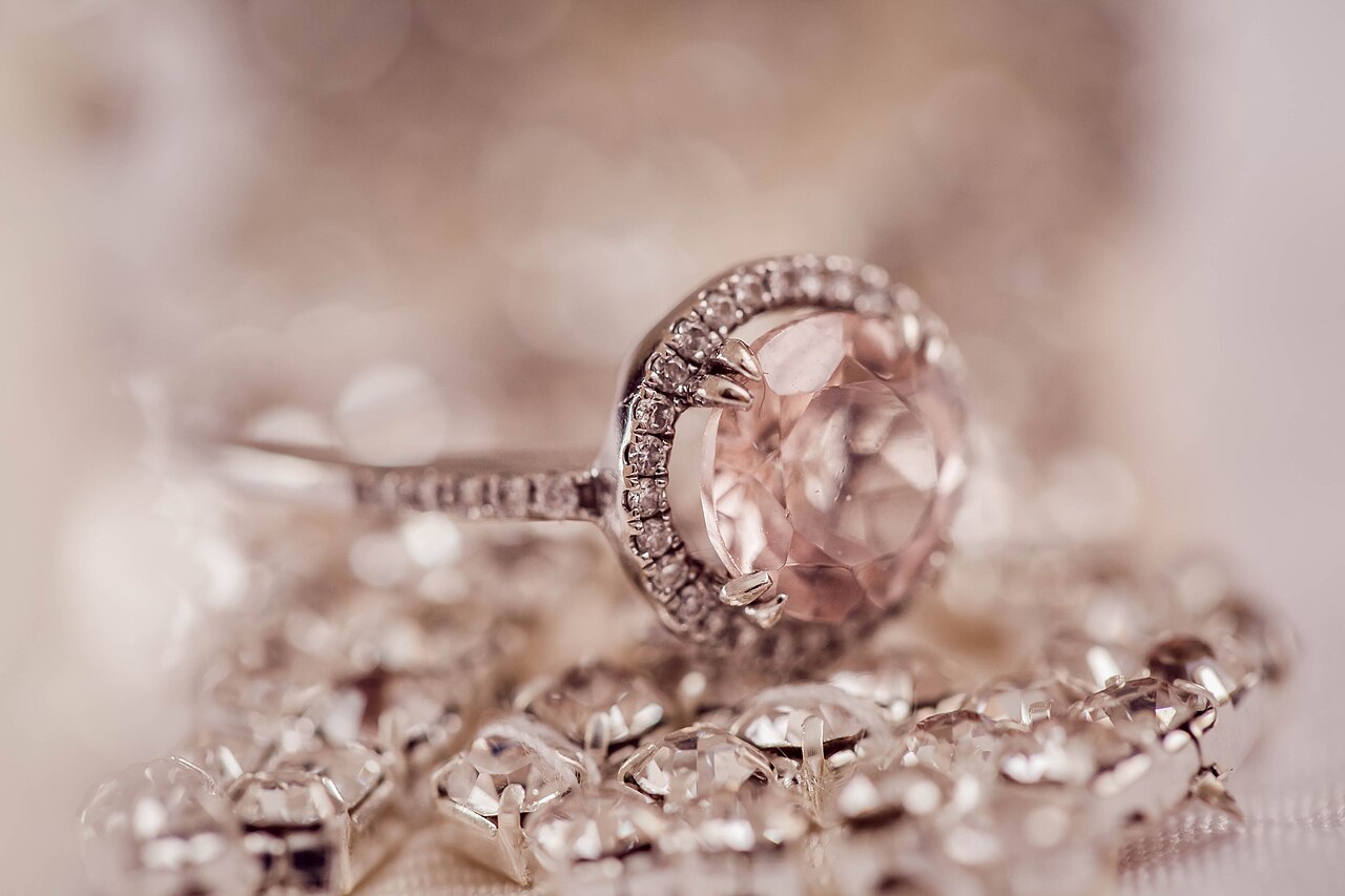 Halo Engagement Rings: Size, Sparkle and Long-Term Upkeep