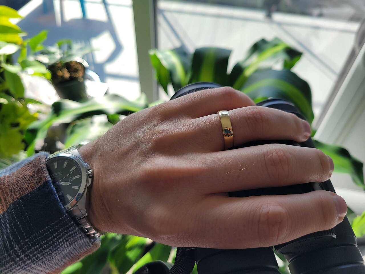 Men’s Wedding Bands: Metals, Widths and Comfort Fit