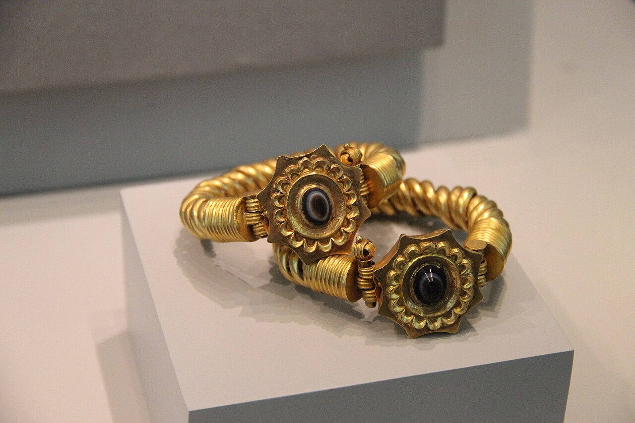 Two antique gold rings with ribbed shanks and round bezel-set stones
